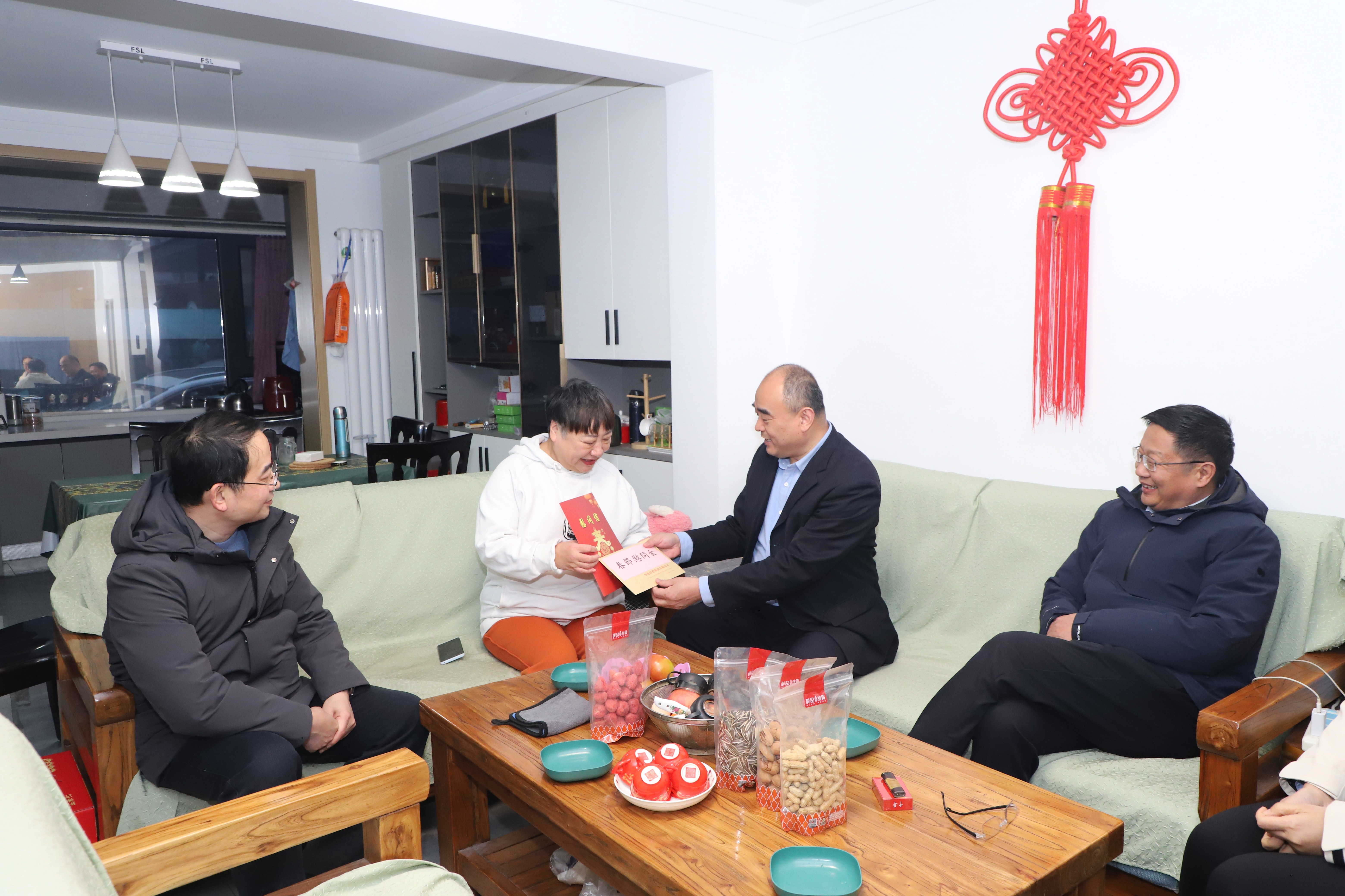 慰问困难职工2 慰问困难职工2.jpg