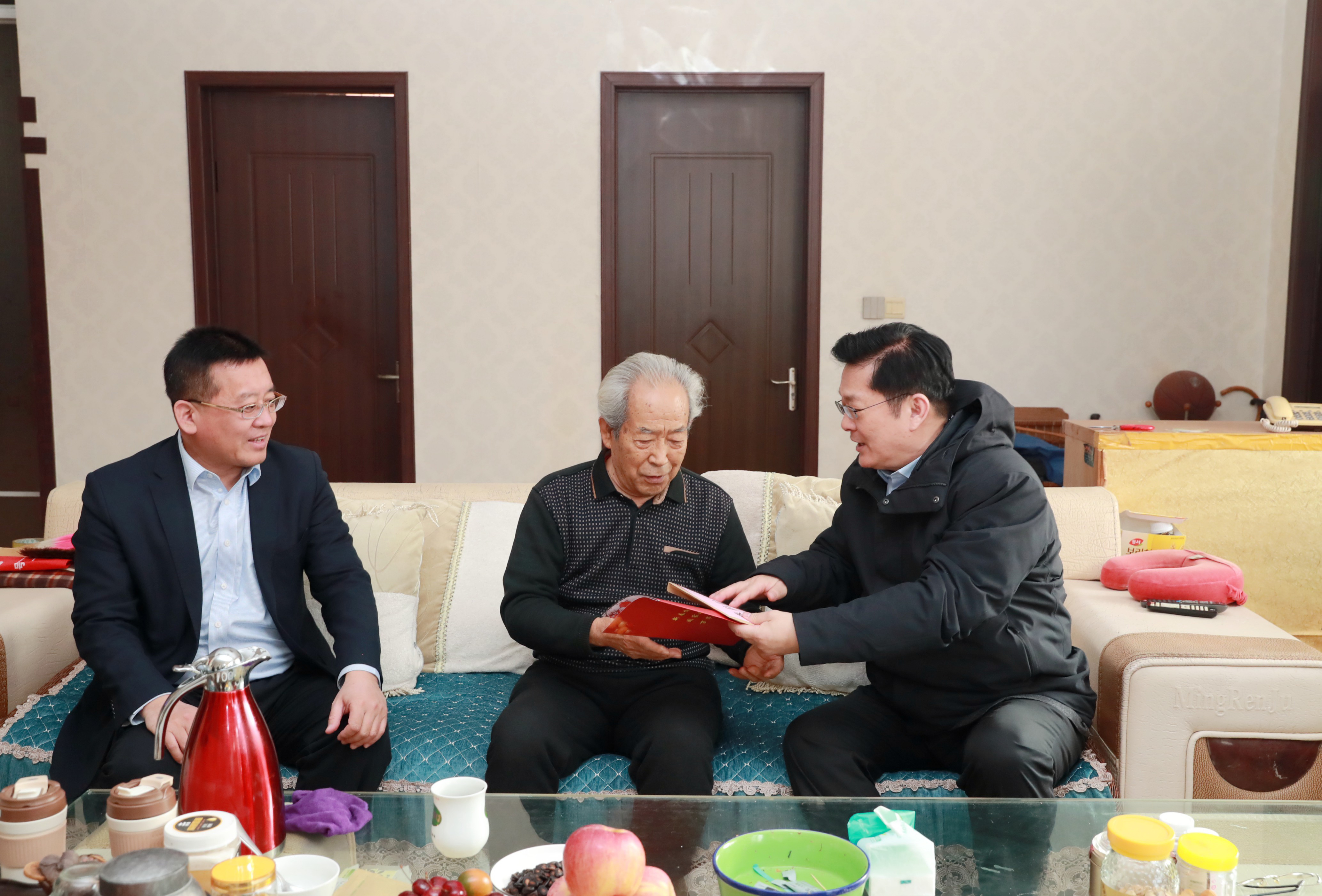 慰问老干部2 慰问老干部2.jpg